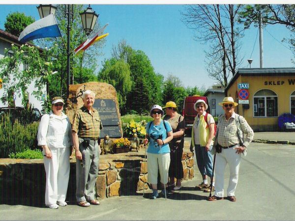 Przed budynkiem dworca PKP w Zagórzu /Starym/ na skwerku jest głaz z tabli- cą dot. "Szlaku Papieskiego". Tu rozpoczyna się możliwość rajdu na południe w stronę