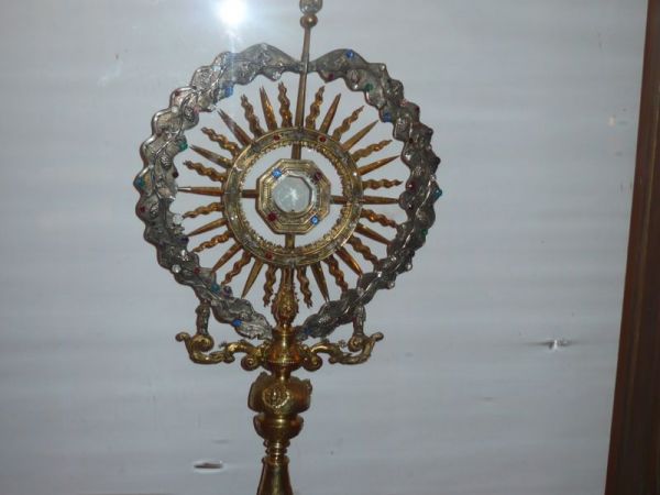 Przy bazylice jest ciekawe muzeum na zdjęciu cenna monstrancja.