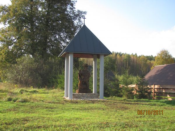 Przydrorzna kapliczka w miejscowosci Wierobie. Na trasie do Swisloczan.