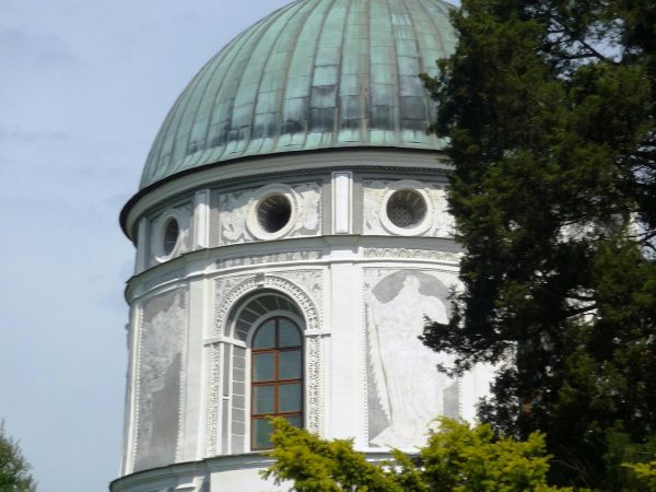 Jedna z najpiękniejszych rezydencji pałacowych w Polsce. Położona 10 km na południe od Przemyśla.  Zamek - pałac powstał w XVI wieku.  Przez kolejne lata rozbud