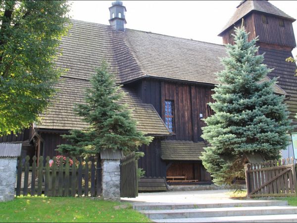 Gotycki , drewniany kościół p.w. Św. Marii Magdaleny wybudowany w 1595 roku  o charakterze obronnym.