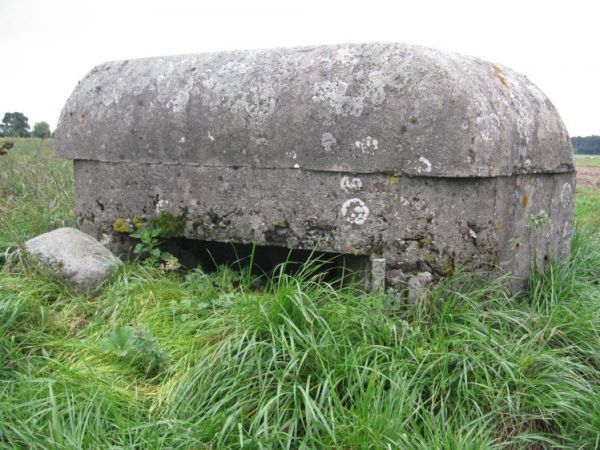 Schron nr 15 obserwacyjno - bojowy Armii "Poznań". Widok od strony szczeliny obserwacyjno - bojowej.