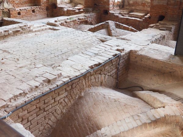 podwaliny pod posadzkę w sali przyjęć - ale i też stanowiły konstrukcje sklepień pałacowej kaplicy.