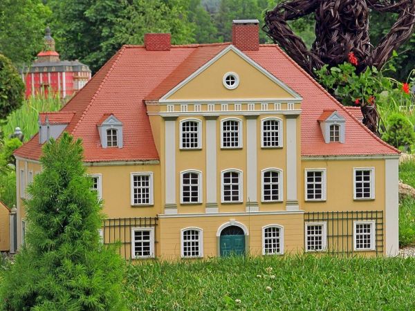 KOWARY - Park Miniatur Zabytków Dolnego Śląska - Dworek Wdowy, willa wybudowana została na zlecenie ówczesnego właściciela posiadłości w roku 1800 i przeznaczon