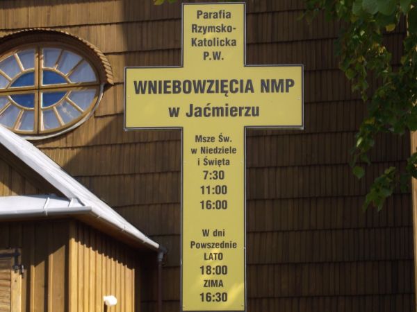 tablica informacyjna / logo kościoła - przed wejściem do świątyni, tam przez kruchtę.