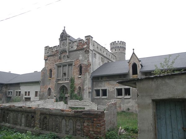 Resztki świetności architektury  pałacowej stajni