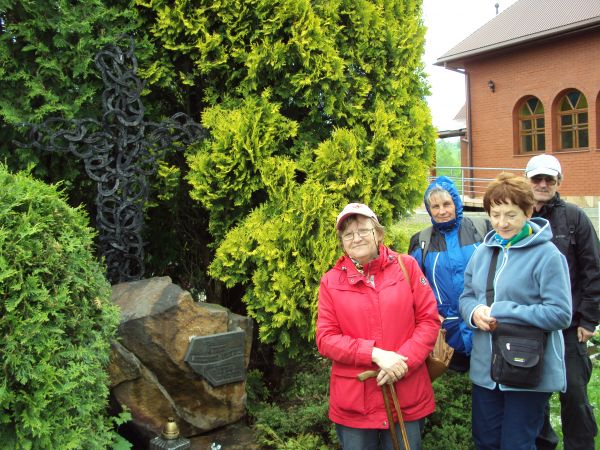 przy grobie Andrzeja Wasielewskiego - Jędrka Połoniny - bieszczadzkiego barda, kowboja, artysty rzeźbiarza - krzyż z końskich podków osadzony w potokowym głazie