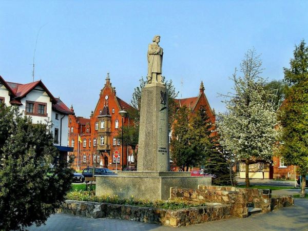 Pomnik Wieszcza na głównym skrzyżowaniu w mieście