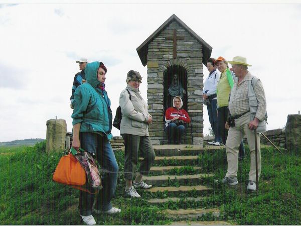 przed kapliczką św. Tekli - czczonej pierwszej męczennicy chrześcijańskiej,   w liturgii religii prawosławnej : Równej Apostołom, często przedstawianej z płonąc