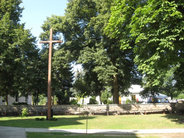 Krzyż misyjny na placu przed kościołem