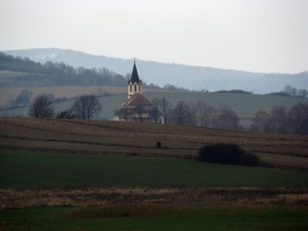 hen: Pogórze Bukowskie, bliżej w dolinie: kościół w Dudyńcach a zdjęcie: z drogi do Pisarowiec, z przysiółku Podgaj.