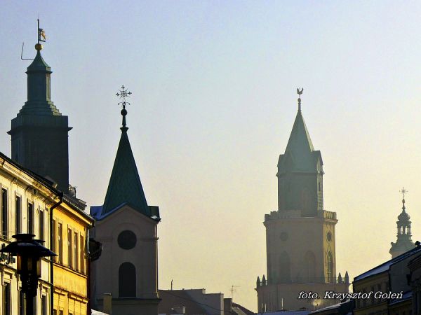 Lublin, cztery wieże. Od lewej: Ratusza, Kościoła Rzymskokatolickiego pw. Świętego Ducha, wieża Trynitarska, jedna z wież katedry - foto. Krzysztof Goleń