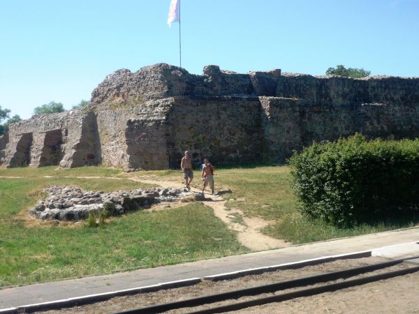 Ruiny zamku z XIV wieku. Pierwotnie osada nazywała się Mościska ale po powrocie ze studiów w  Wenecji późniejszego Sędziego Kaliskiego Mikołaja Nałęcza  / zwane