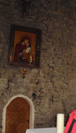 przy ołtarzu cerkiewnym, to jest miejsce do którego przybywają często z daleka, by pokłonić się łopieńskiej ikonie Matki Boskiej Umilenia, zwanej Werchracką co