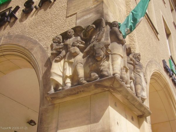 Teraz kilka zdobień architektonicznych, zachowanych na budynkach użyteczności publicznej