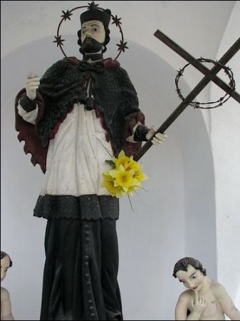 Figura św. Jana Nepomucena znajdująca się w zabytkowej kapliczce (XVIII/XIX w.) w północno - wschodniej części Rynku.