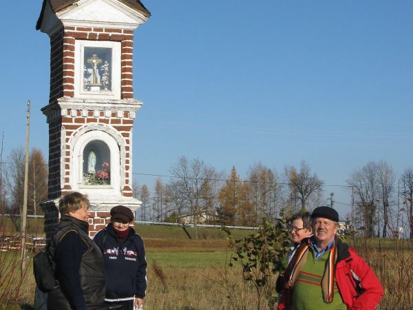 Kapliczka słupowa, z niszami, dwukondygnacyjna - na cokole, pewnie zabytkowa, zadbana - odrestaurowana. We wsi kilka innych kapliczek. Ze względów konstrukcyjny
