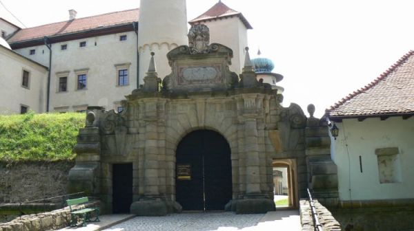 WEJSCIE DO ZAMKU W NOWYM WISNICU