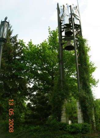 Dzwonnica obok kościoła