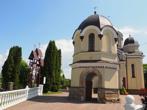 dzwonnica - też w stylu soboru bizantyjskiego, w niej zawieszone trzy dzwony -  największy z 1824r.
