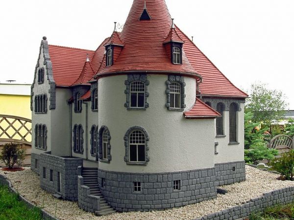 KOWARY - Park Miniatur Zabytków Dolnego Śląska - Dom Gerharta Hauptmanna, mająca już ponad stu letnią historie Willa „Polny Kamień”, wybudowana została w stylu