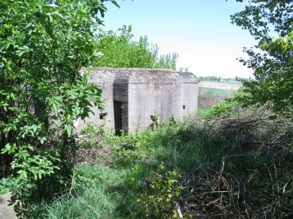Widok z oddali na Schron nr 2. Armii "Poznań". PUNKT OPORU DOBIESZEW(K)O.