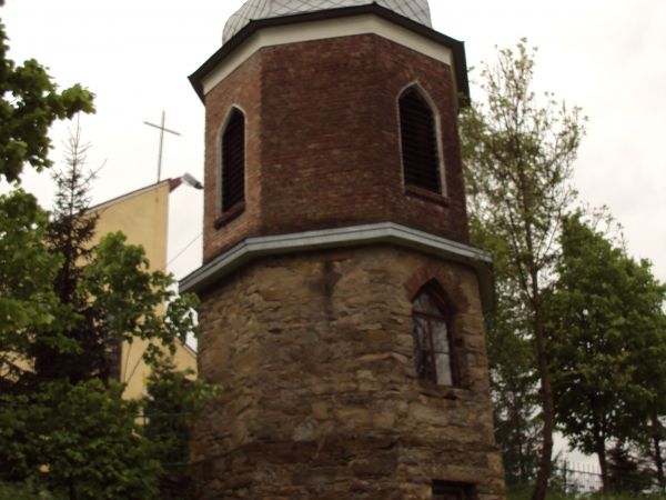 murowana, dwukondygnacyjna, ośmioboczna dzwonnica - stanowiąca dziś jedyną pozostałość po dawnej cerkwi. To najstarszy ale i nie najlepiej zachowany obiekt zało