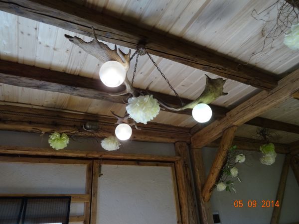 gospodarstwo agroturystyczne - infrastruktura ubogacająca ofertę pobytu, tu : wnętrze / powała i żyrandol w jadalni, a tam są też schody po których trzeba wejść