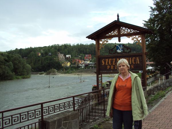 na deptaku /z trasą rowerową/ na linii brzegowej Dunajca, a tu przy przystani / porcie spływu.