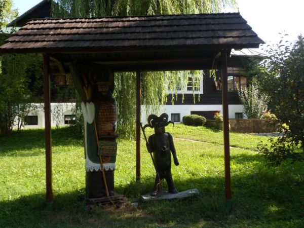 no nie ! - biskup z diabłem ? - no ale w "Sądeckim Bartniku" miejsca wiele a i wycieczek dużo... - polecamy !