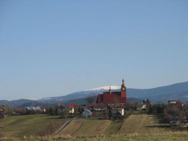 Kościół, widziany z okolicznych pagórów