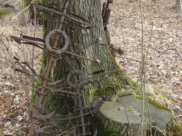 na wzgórzu, za potoczkiem, drzewami otoczona - cerkiew stała a w sąsiedztwie cmentarz - metalowe krzyże zostały i nagrobne płyty kamienne z bukwami cyrylicy i h