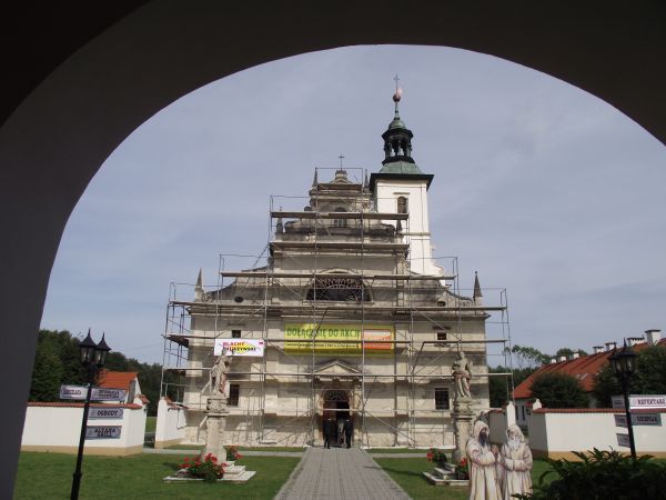 W centralnym punkcie Pustelni... stał kościół, a wokół niego wznosiło się szesnaście chatek pustelniczych oraz zabudowania klasztorne. Plan z okresu świetności