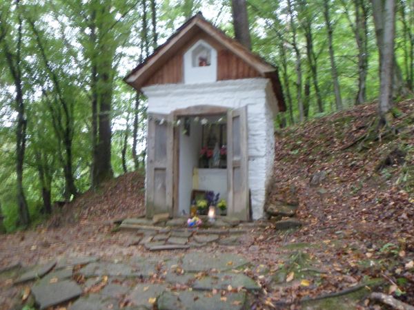 kapliczka - przy podejściu na cerkiewne wzgórze.