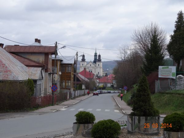 Droga z Osiedla Uzdrowiskowego do centrum miasta - kiedyś trakt pochodów m.in. aktywu i pracowników spółdzielczych, młodzieży szkolnej - w tym klubów sportowych