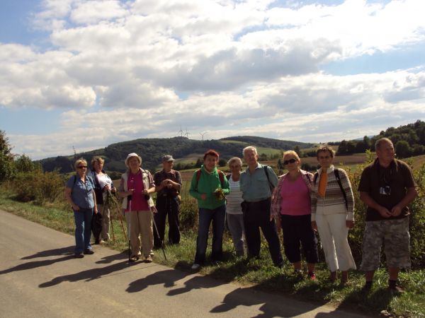 na zdjęciu: studenci - słuchacze Uniwersytetu Trzeciego Wieku z Sanoka  podczas rajdu na trasie: Nowotaniec - Wola Sękowa - Pielnia  /po zejściu z przysiółka  M