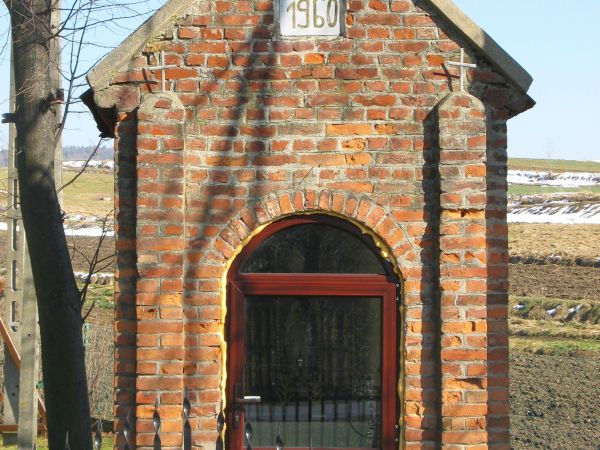 na okolicznych wzgórzach oraz idąc głównym traktem - naprawdę często -  podziwiać możemy oraz pokłon i uszanowanie oddać wizerunkom i figurom świętych w kaplicz