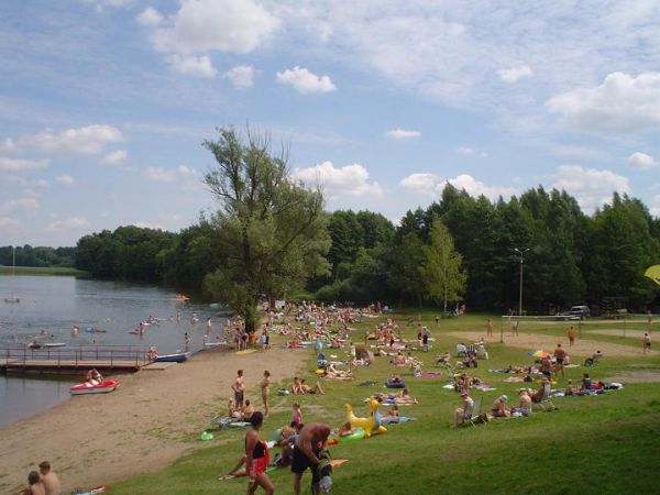 Jezioro Gołdopiwo,plaża z kąpieliskiem strzeżonym z łagodnym zejściem do wody,bar i wypożyczalnie sprzętu pływającego.
