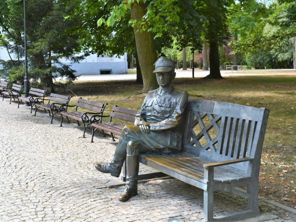 Ławeczka gen. Sikorskiego w Parku Zdrojowym.