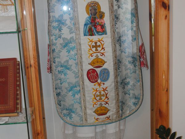 ornat kardynalski - w gablocie przy prezentacji zbiorów w Muzeum Prymasa Wyszyńskiego.
