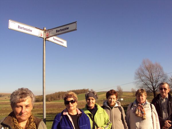 w przysiółku Bartoszów, niegdyś osobnej posiadłości ziemskiej. Tam Beskid Niski urocze panoramy podziwiać pozwala i się nimi zachwycać ! - bo tam zając a tam sa