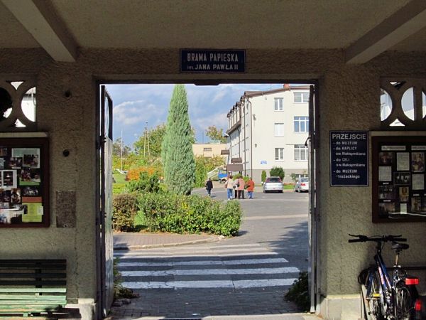 Brama Papieska na terenie klasztoru