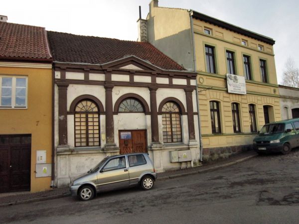 Zabytkowe kamieniczki przy ul. Zjazdowej.w środku stara Synagoga w Kętrzynie,2011-12-19
