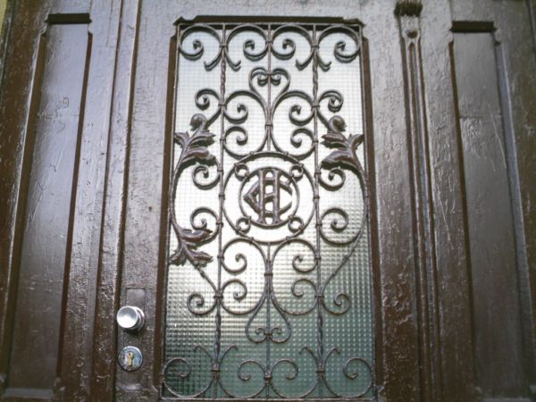 Te z ul. Armii Krajowej. Inicjały H C mogą świadczyc o tym że budynek postawiła firma budowlana Carla Hahna.