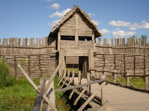 http://www.biskupin.pl/index.php