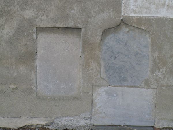 Mocno "ugryzione przez czas" epitafia na ścianie kościoła