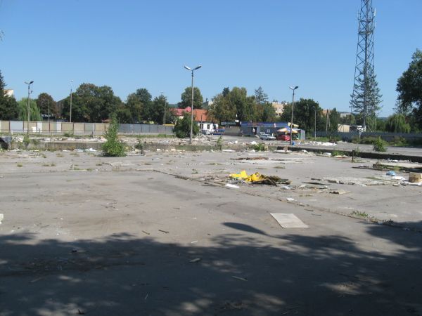 Pusty plac po likwidacji bazaru