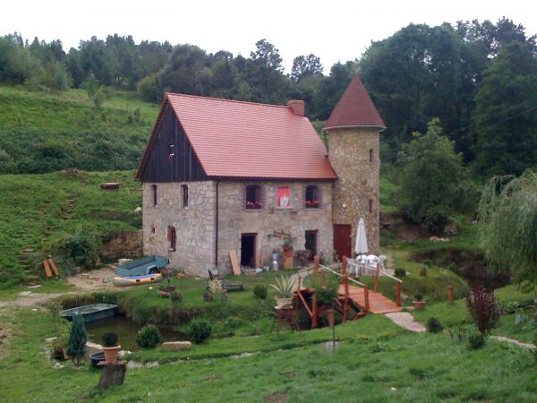 Agroturystyka "Zbójna Debra" Golejów 55-zapraszamy na wypoczynek w zamczysku z fosą.