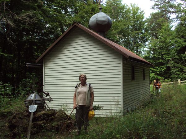 zwalisko kamieni a na nim krzyże symbolizują prezbiterium niegdyś w cerkwi pw. św. Dymitra, to miejsce święte bo i wokół świątyni grzebano zmarłych - wiernych o