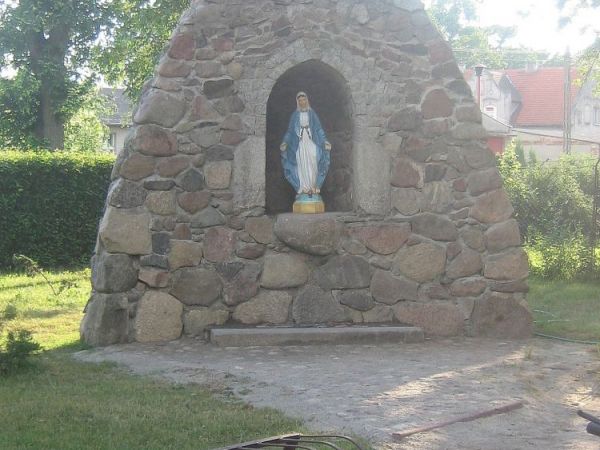 Grota przy kościele